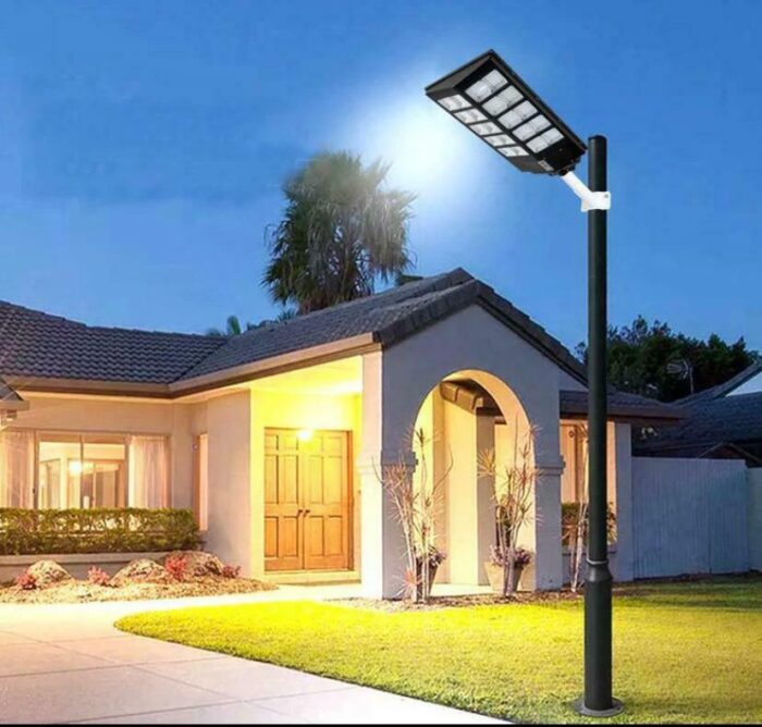 Lampione LED 800W a Ricarica  Solare | Pannello Crepuscolare IP66 con Staffa Omaggio - immagine 4