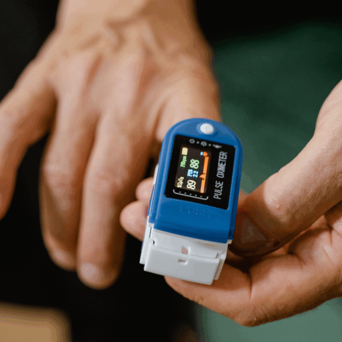 Saturimetro a Dito Portatile – Pulsossimetro con Display LED per Ossigeno e Frequenza Cardiaca - immagine 2